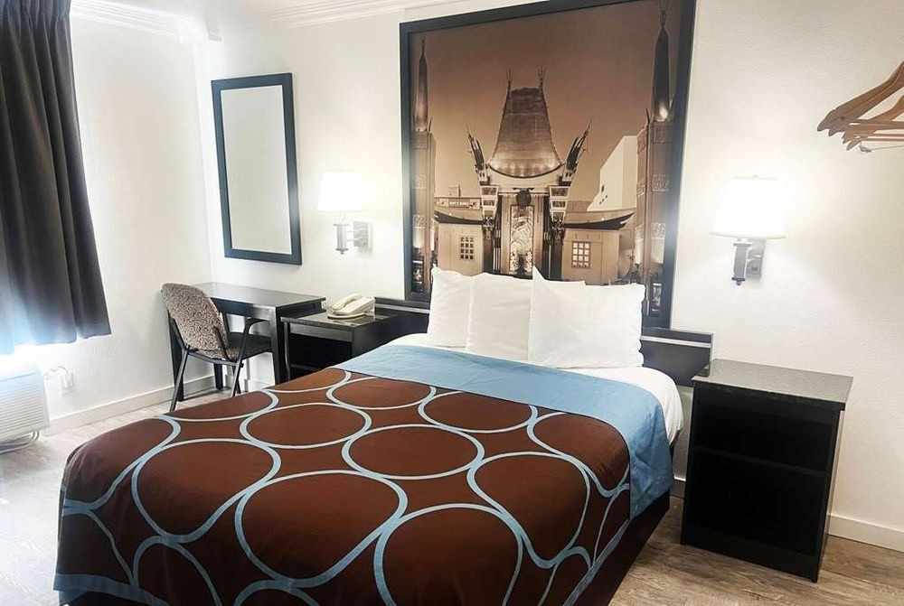 Super 8 by Wyndham Hollywood LA