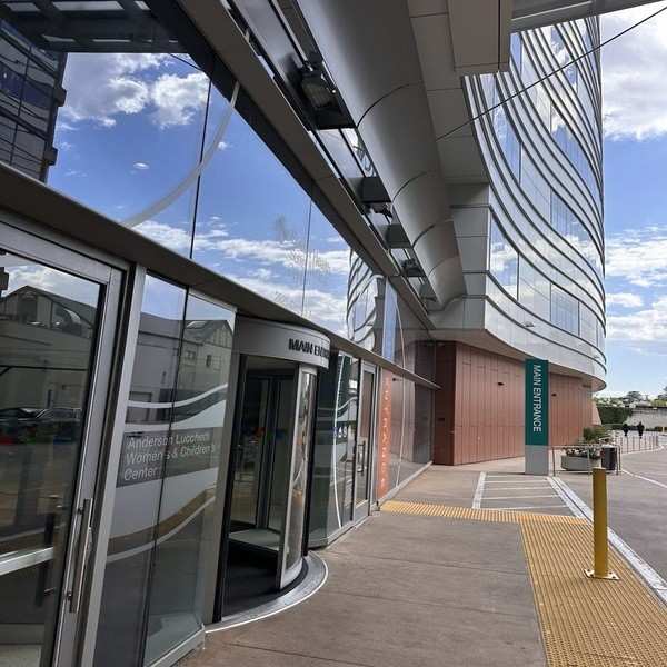 entrance of Sutter Medical Center in Sacramento Ca